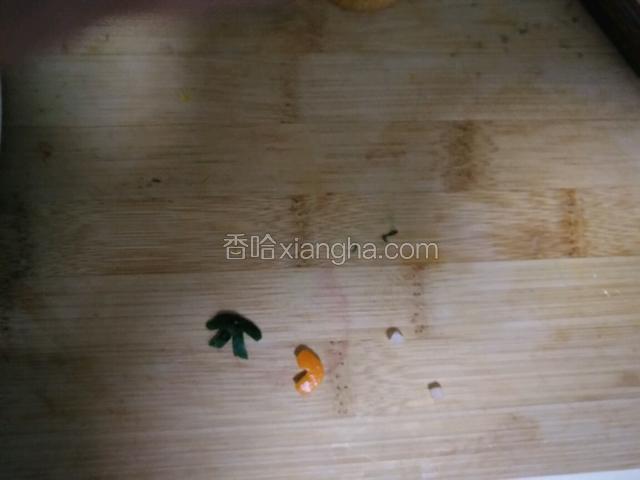 黄瓜皮切成领结，橙子皮切成小鱼嘴，用梨切两个眼球