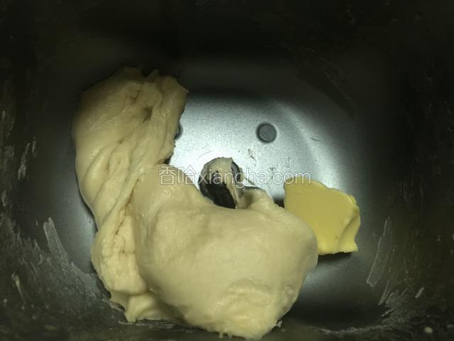 加入黄油继续揉面20分钟至扩展阶段，然后进行基础发酵。