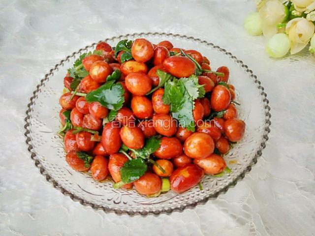 把葱 香菜放入花生米中，加入调味汁拌匀即可。酸甜适中