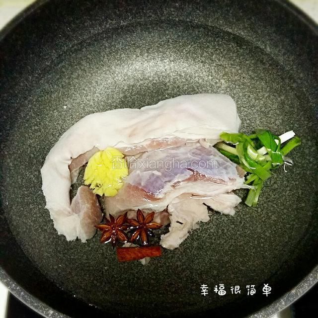 将五花肉整块地放入清水锅中，放入五香八角，桂皮，葱结，生姜焯水，加适量料酒。
