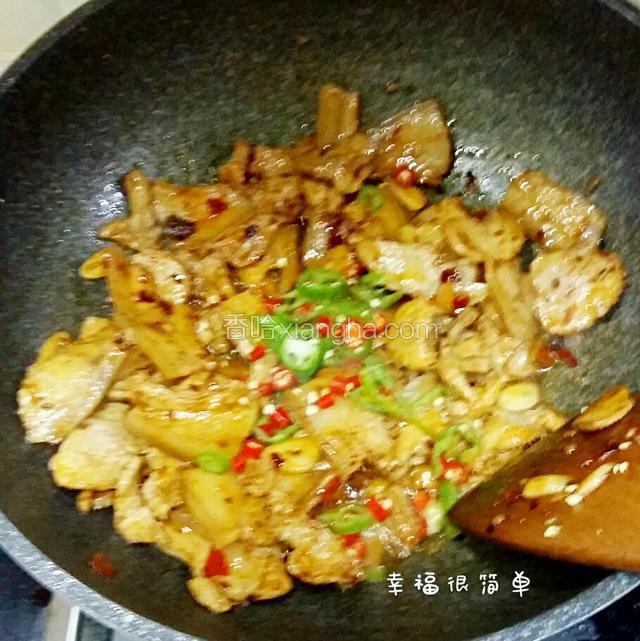 开中小火，加入青红椒粒，翻炒出红油。这时候五花肉就可以暂时先出锅了。
