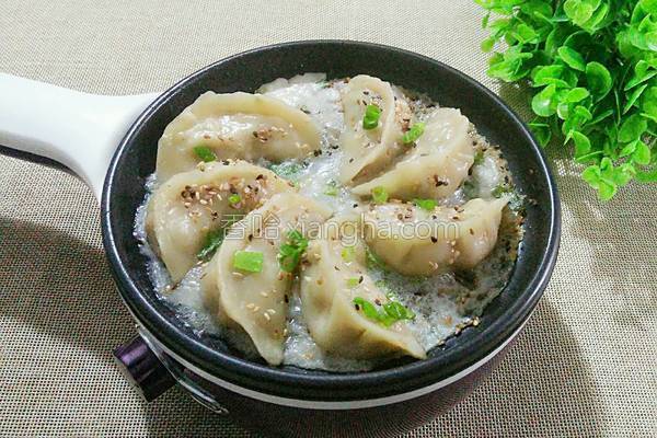 小熊煎锅芹菜鲜肉煎饺