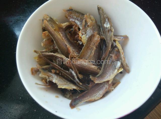 小黄鱼干洗净控水（我买的小黄鱼干有味道的，有点咸有点甜）。