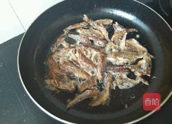 小黄鱼干煎青椒的做法图解5