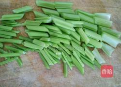 鸡蛋炒芹菜的做法图解1