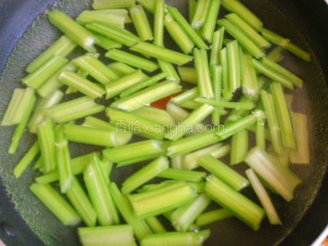 锅中烧开适量水，焯烫芹菜半分钟，捞出过凉