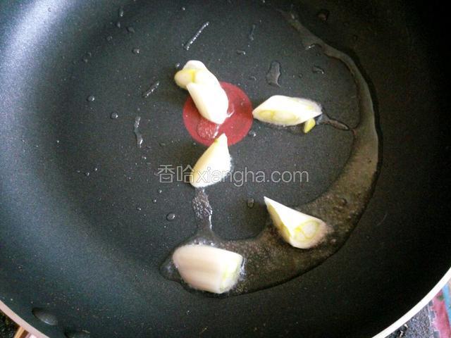 锅中烧热适量油，爆香葱花