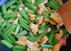 鸡蛋炒芹菜的做法图解11