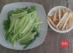 芹菜香干炒肉丝的做法图解1