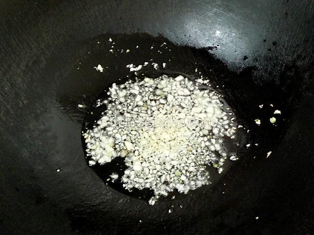 锅里添加适量的油烧至6层热放入蒜蓉爆香。