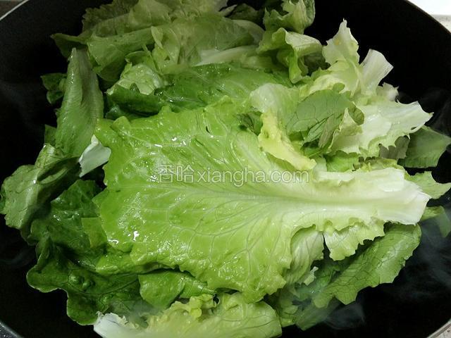 下入生菜翻炒几下。