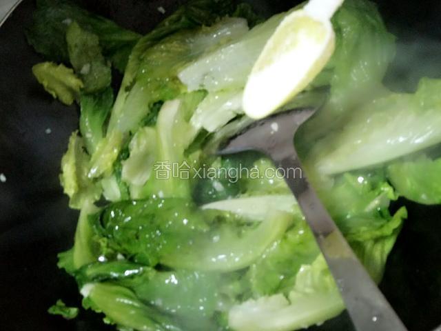 生菜炒至8分熟时，放入适量盐翻炒生菜熟透即可出锅装盘。