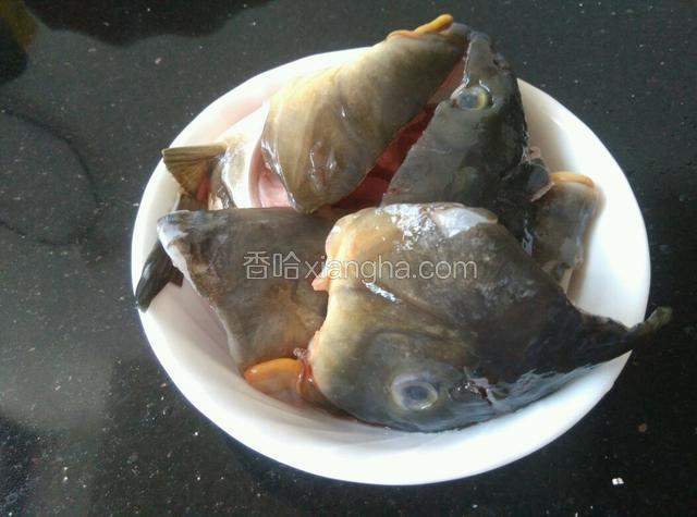 把鱼头洗净，我这是两个鲤鱼头，做红烧鱼留出来的，如果买的胖头鱼半个就够了。