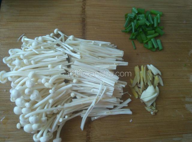 金针菇洗净切两段，葱、姜、蒜切碎。