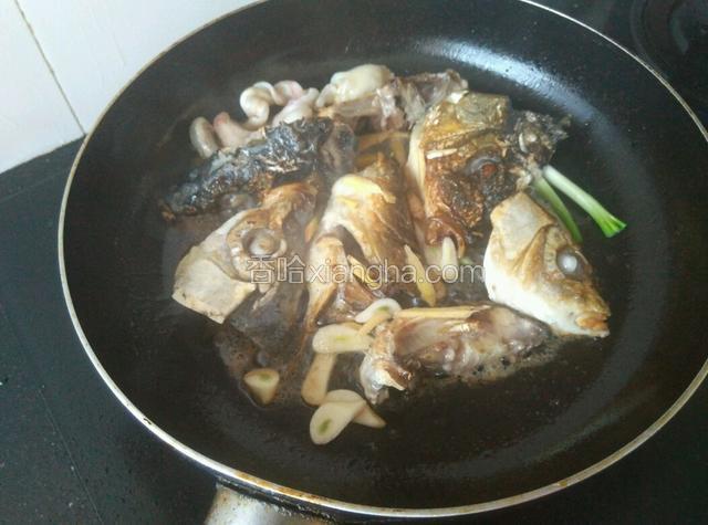 两面煎好后加入姜、蒜煎出香味。