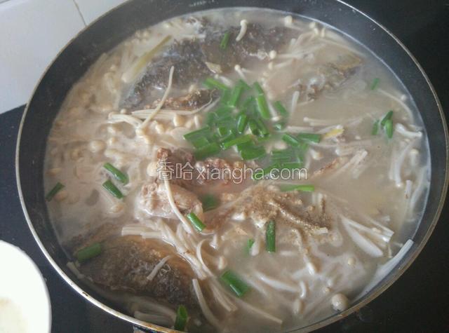 开锅后再煮约半分钟，加适量盐，少许味精、胡椒粉，加入香葱即可关火。