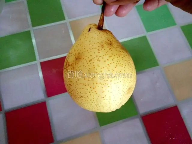 雪花梨一个，洗净