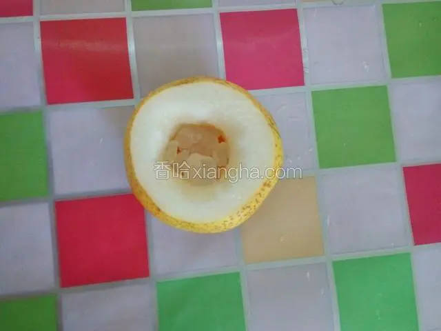 底部的三分之二用勺子或小刀挖出梨壶（挖的时候尽量小心，别伤到手。也别把梨划坏了。我是用勺子把挖的，很容易 亲也可以试试），里面装上冰糖