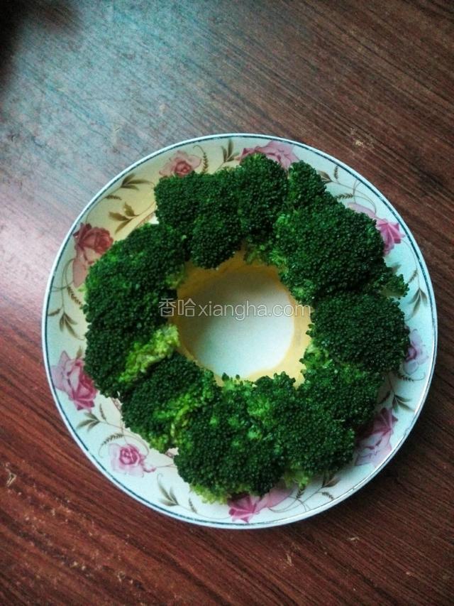 再把西兰花均匀插在土豆泥上