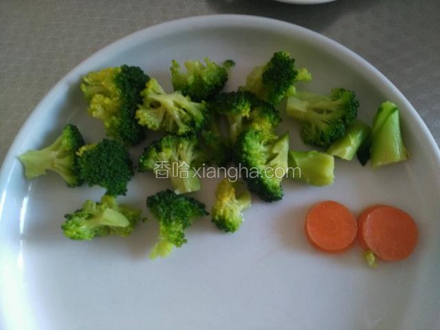 捞出来，用清水冲一下，放少许盐和鸡精调味，加少许香油拌好备用。