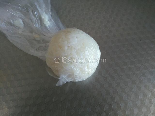 把米饭放进保鲜袋里捏紧。做驯鹿的头。