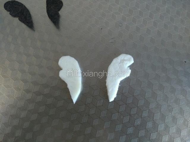 在把萝卜片 也按形状剪下来。