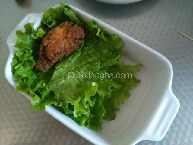 在碗里铺一片生菜叶，在放一个鸡腿。