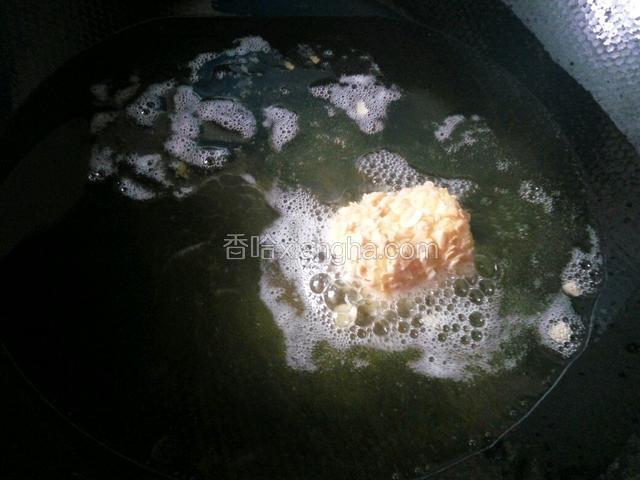 烧热七成热左右，放一个香蕉试试温度，香蕉放下去起泡，说明油温就差不多了