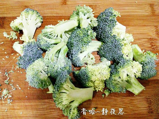 西兰花切小块备用