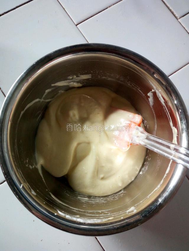 再把混合好的蛋黄糊倒入剩余的蛋白霜里，翻拌拌匀。