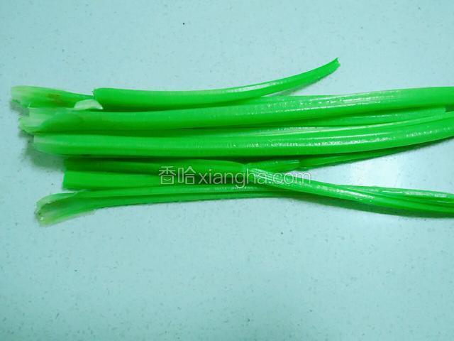 煮豆子的时间处理其他材料。芹菜洗干净。