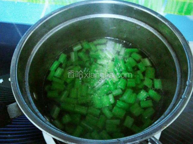再把芹菜粒放入锅中稍微煮一下。