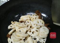 藕片炒肉配尖椒的做法图解5