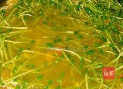 西红柿菌菇豆苗汤的做法图解8