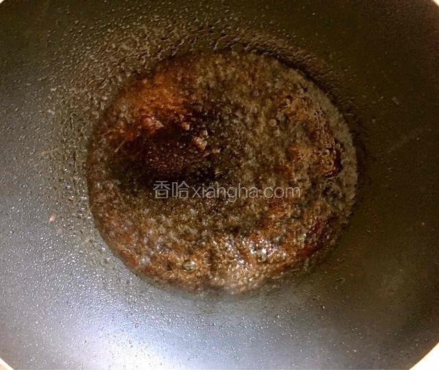 当油热六七成时放蒸鱼豉油立马关火