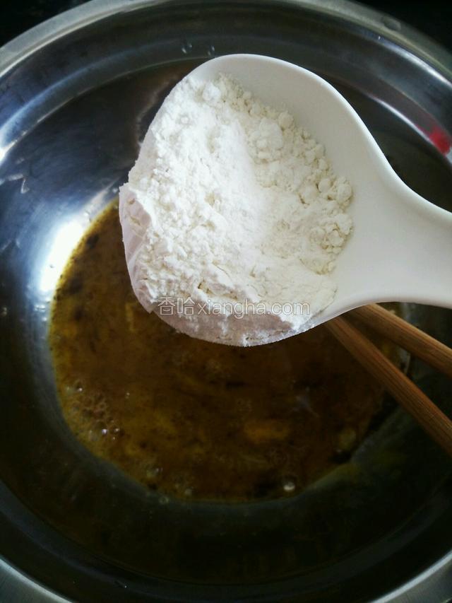 加入一饭勺面粉，搅拌成糊