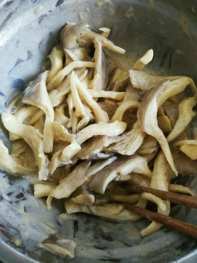将平菇倒进去搅拌均匀，使每一片平菇上都裹上面糊