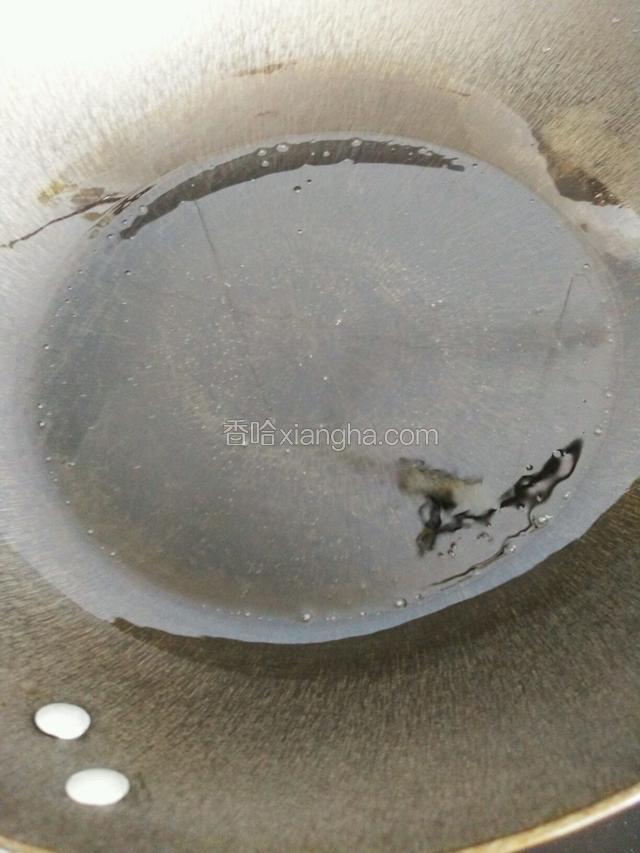 热锅倒油烧至五成热，转小火