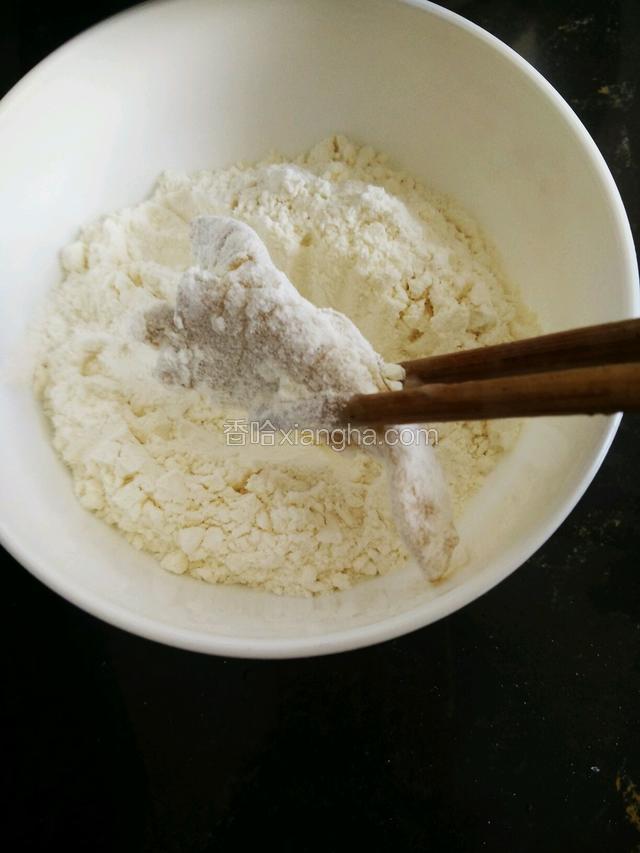 另准备一干净无水的碗装一勺面粉，用筷子夹起一片平菇在面粉里裹一圈