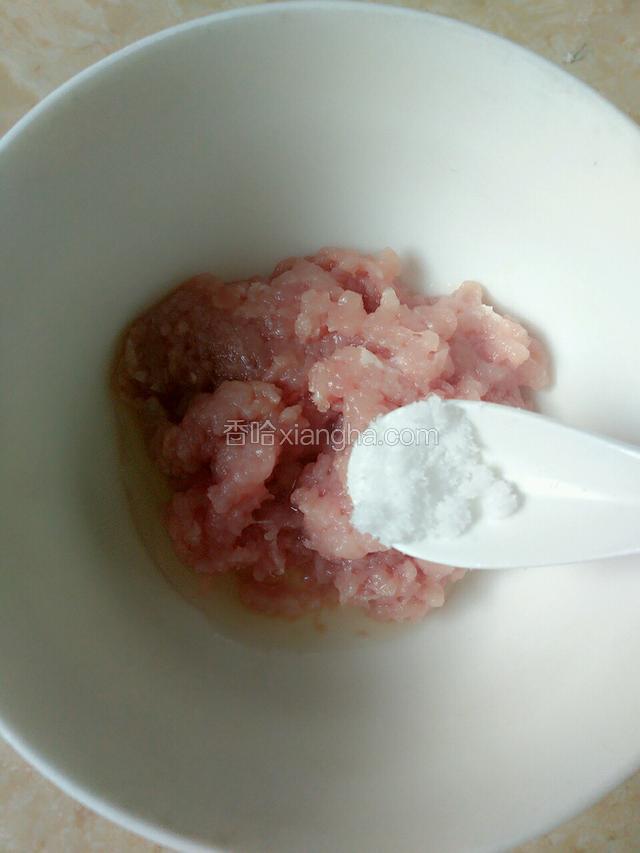 将瘦肉放进碗中，再放进小半匙盐和少量油搅拌均匀待用。