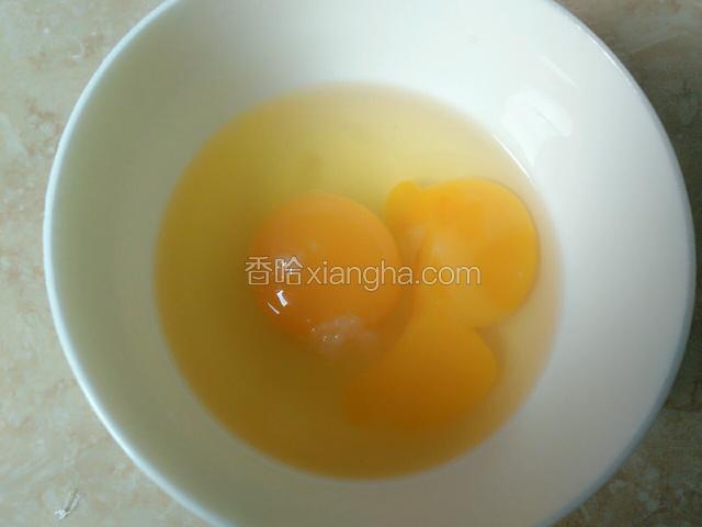 将两个鸡蛋磕进碗里放少量盐。