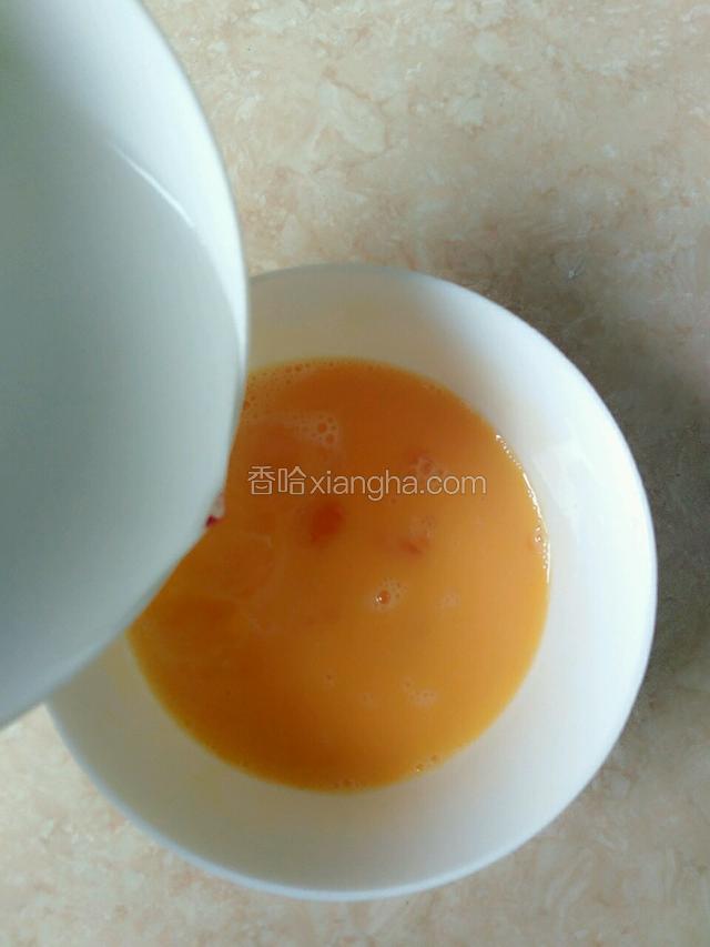 将鸡蛋搅拌均匀，加入一些温开水搅拌均匀。