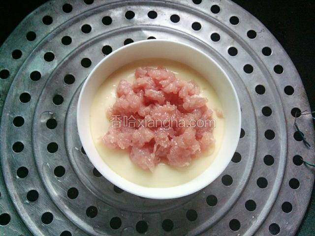 待蒸好后，将腌过的瘦肉放进碗中倒进少量油，盖上盖子再蒸12分钟即可。
