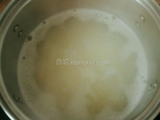 加适量清水，大火烧开，小火煲粥(水的比例为1:10或1:13)