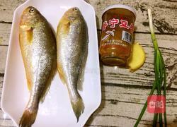 豆酱焖黄花鱼的做法图解1