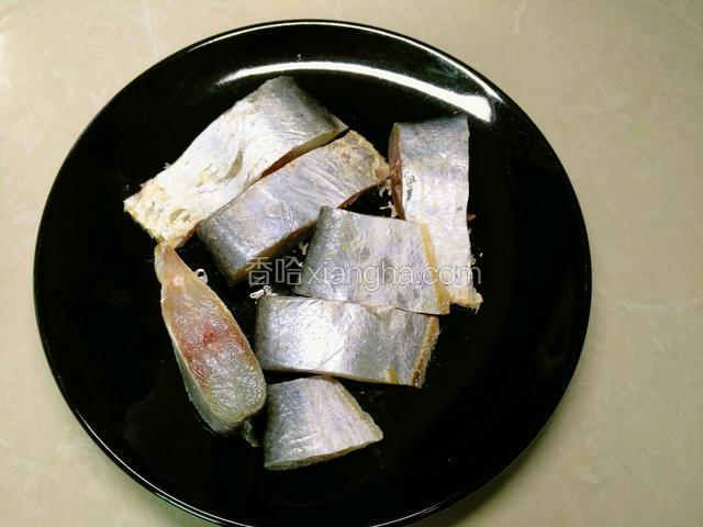 洗净切块，头和尾去掉。不用去鱼鳞因为没有鳞。把内脏摘去洗净沥干水，最好是切块之后放水里浸泡，浸泡去盐分，因为这鱼太咸了。