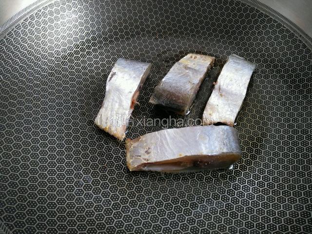 油热下锅煎小火慢煎。煎之前一定要沥干水分，不然带着水分无法下锅，有水分下锅那锅里的油全炸出来。注意。