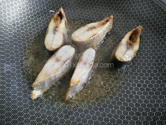 用筷子给翻翻个，两面，侧面都要煎熟。