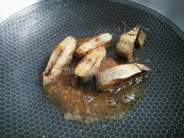小火煎熟透，煎至黄金色熟透即可。
