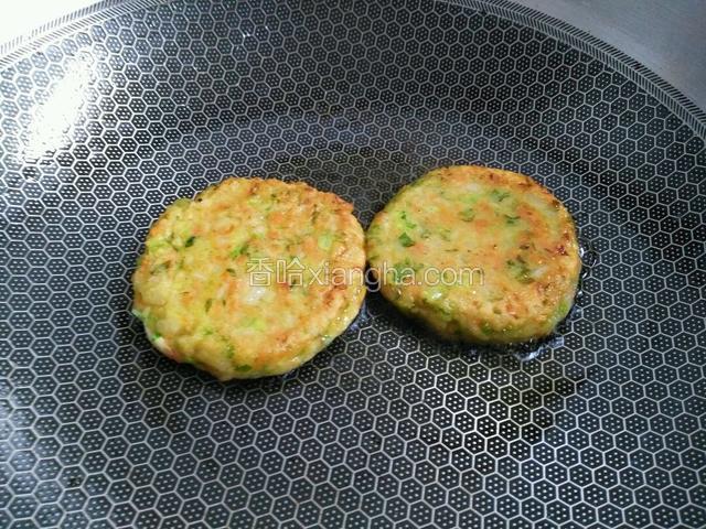 分两锅烙煎的，有黄金色饼熟透出锅。